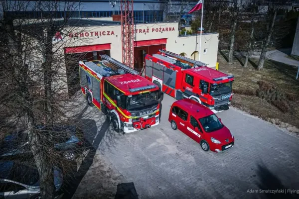 Zagrożone drzewo nad domem w Jerzykowie – interwencja strażaków