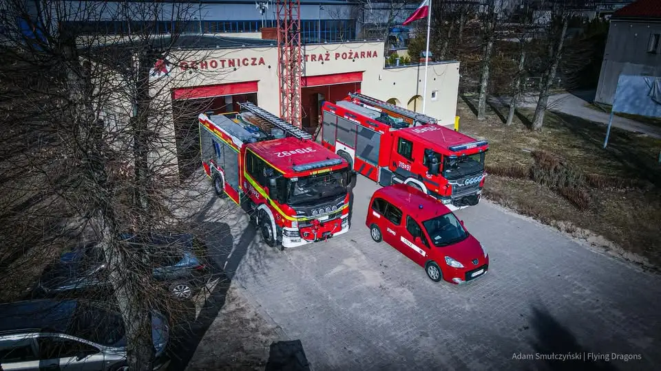 OSP Biskupice usuwa drzewo po uderzeniu pioruna w Kowalskiem