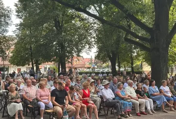 Ostatni koncert orkiestr w Niepołomicach: Reprezentacyjna Orkiestra Dęta Kopalni Soli „Wieliczka” na scenie w parku