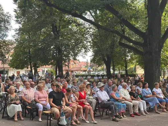 Ostatni koncert orkiestr w Niepołomicach: Reprezentacyjna Orkiestra Dęta Kopalni Soli „Wieliczka” na scenie w parku