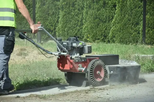 Gmina Biskupice dba o estetykę: trwają prace porządkowe na chodnikach
